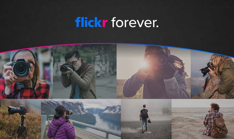 Flickr-logoet med teksten "flickr forever" øverst, og billeder af fotografer og naturmotiver nederst.