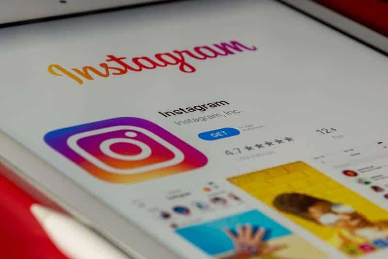 Instagram-appen vist på en tablet med app-ikon, bedømmelse og informationer fra App Store.