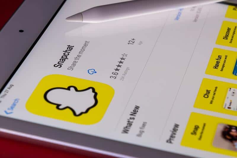 Snapchat-appen vist på en tablet med app-ikon, bedømmelse og informationer fra App Store.