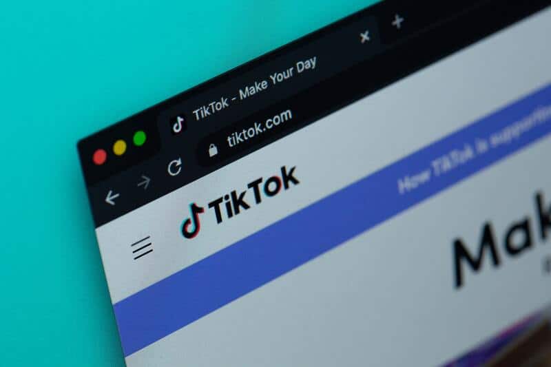 TikTok-websiden vist i en browser med TikTok-logoet og webadressen synlig.