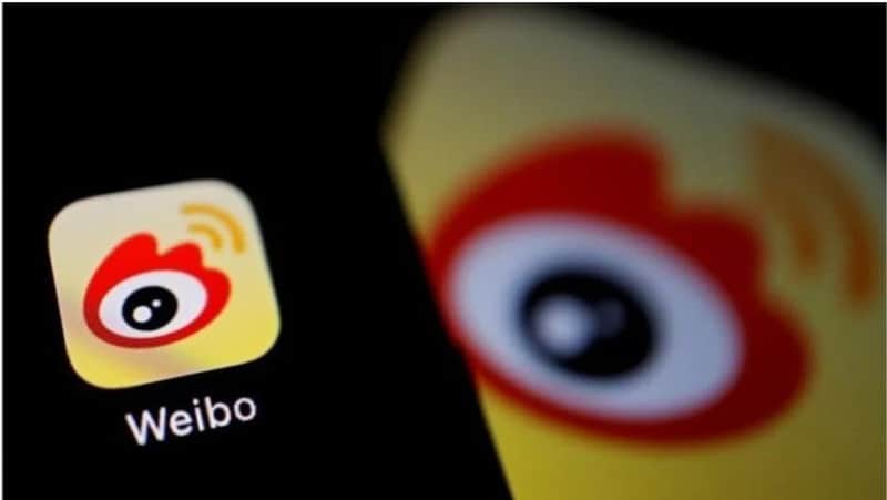 Weibo-appens ikon vist på en smartphone-skærm.