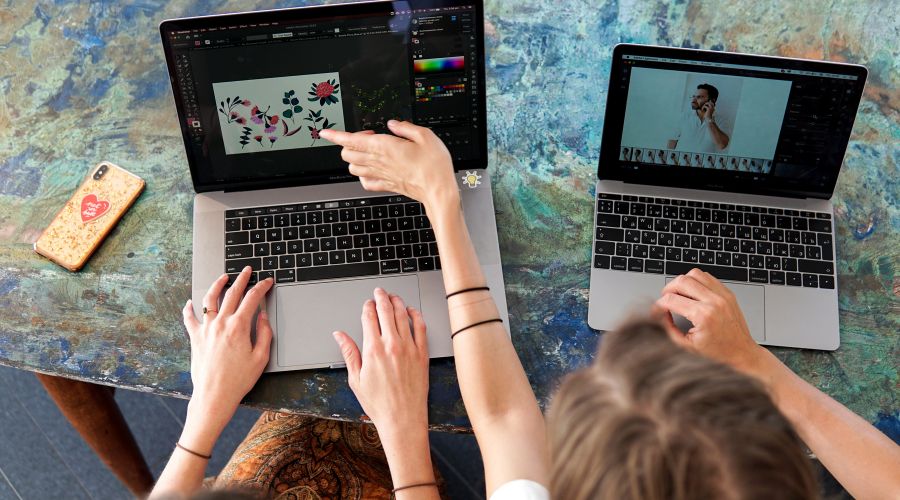 Hvad indeholder Adobe Creative Cloud? Alt du behøver at vide 1 To piger ved en computer i Adobe Creative Cloud