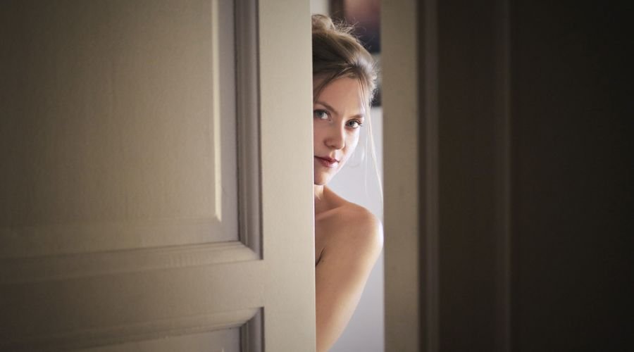 Lad ikke din robotstøvsuger se dig nøgen 3 Beskeden pige