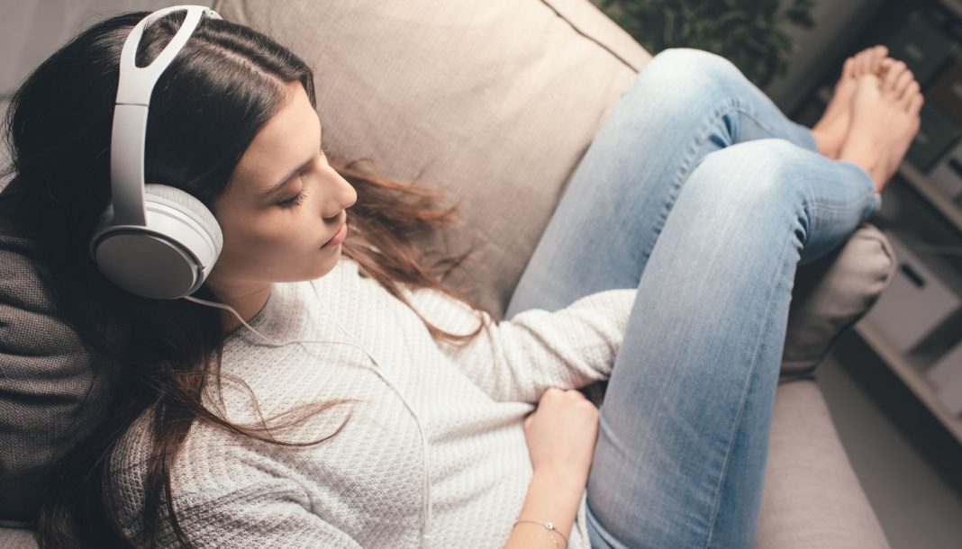 En pige med hovedtelefoner på