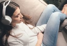 10 grunde til, at kablede hovedtelefoner er bedre end trådløse hovedtelefoner En pige med hovedtelefoner på