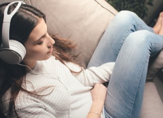 En pige med hovedtelefoner på