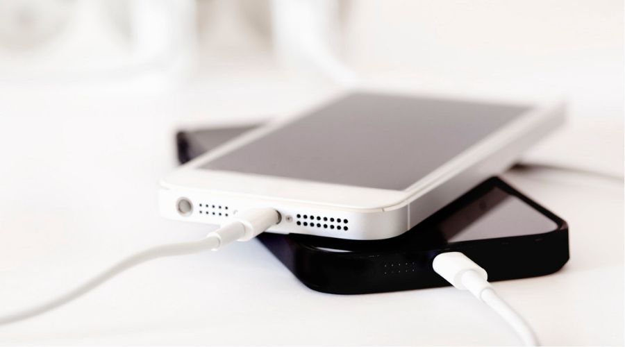  iPhone med en kablet oplader