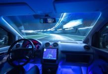 Her er 6 myter om elektriske biler, som er forkerte eller vildledende Udsigten fra det indre af en elbil om natten