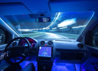 Udsigten fra det indre af en elbil om natten