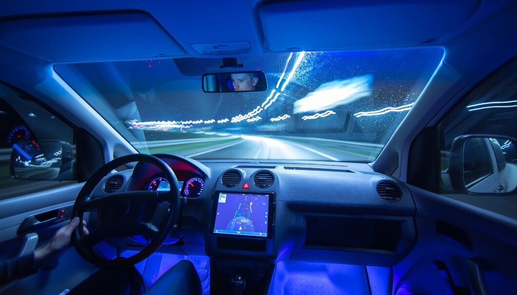 elbil-nat Udsigten fra det indre af en elbil om natten