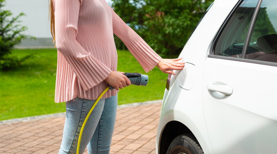 Her er 6 myter om elektriske biler, som er forkerte eller vildledende 1 Pigen sætter elbilen til opladning