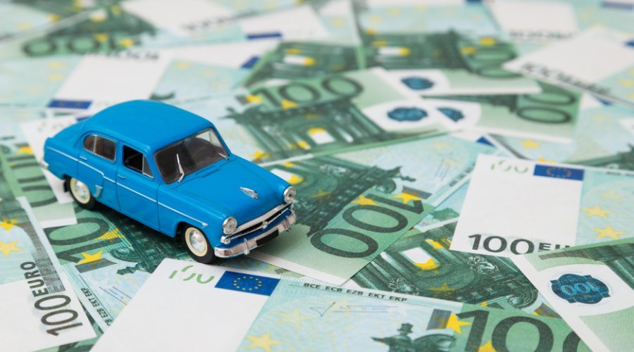 Her er 6 myter om elektriske biler, som er forkerte eller vildledende 5 Fotocollage: En legetøjsbil står på eurosedler