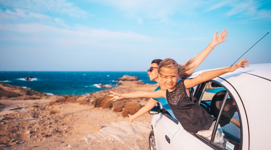 Her er 6 myter om elektriske biler, som er forkerte eller vildledende 2 Mor og datter ved havet i bil