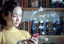 De 3 bedste gratis antivirus-apps til iPhone Ung pige bruger iPhone