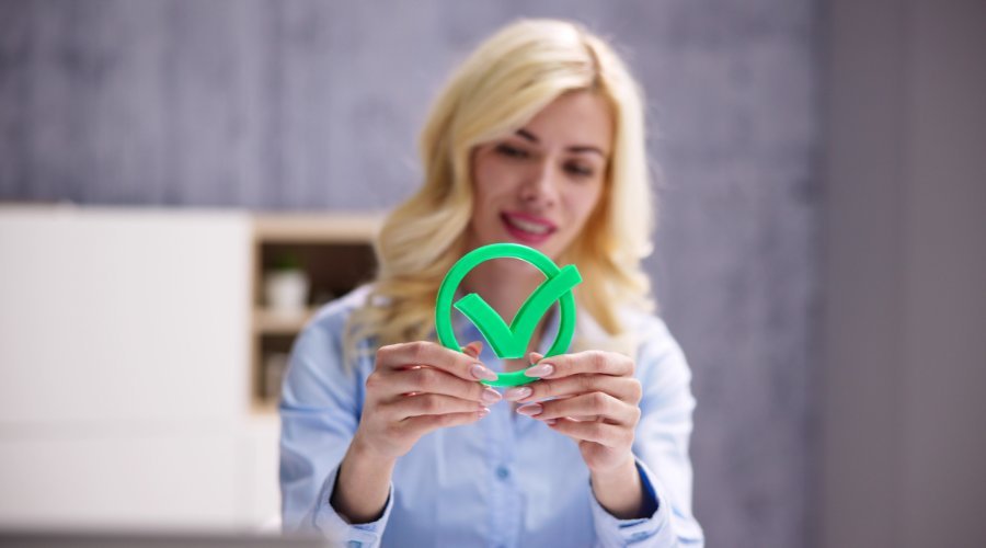 Pigen viser et grønt flueben