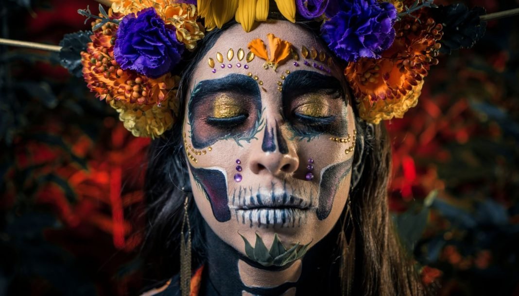 Ansigtet på en pige iført krans og makeup til den mexicanske De Dødes Dag.