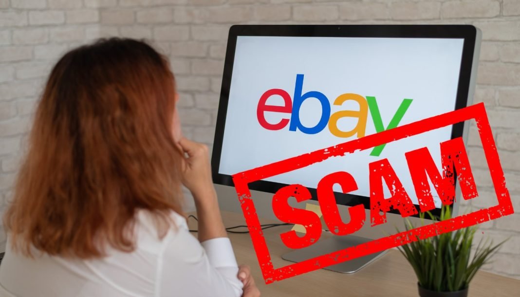 ebay-fiduser Pigen ved computerskærmen med ebay-logoet og det røde scam stempel i højre side.