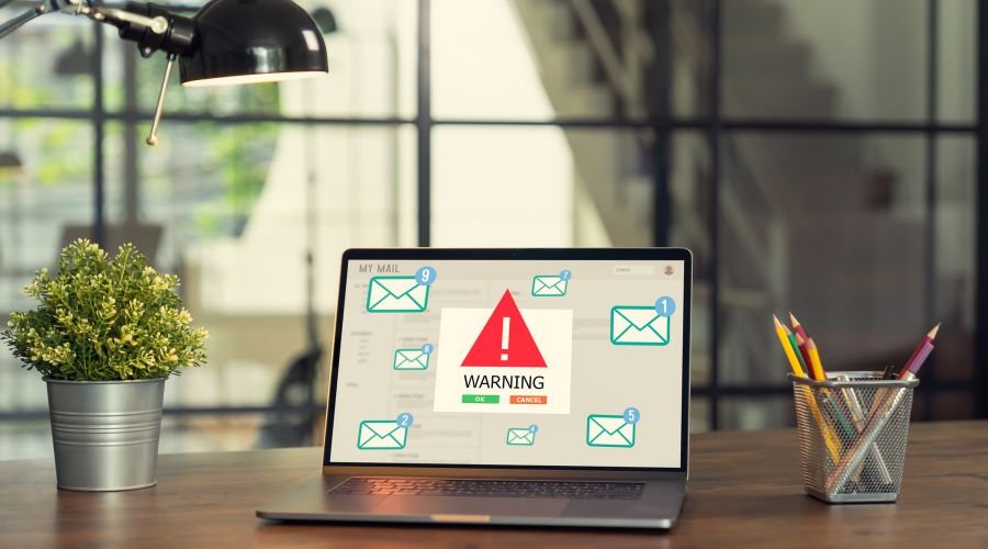Bærbar computer med e-mail-advarsel på skærmen