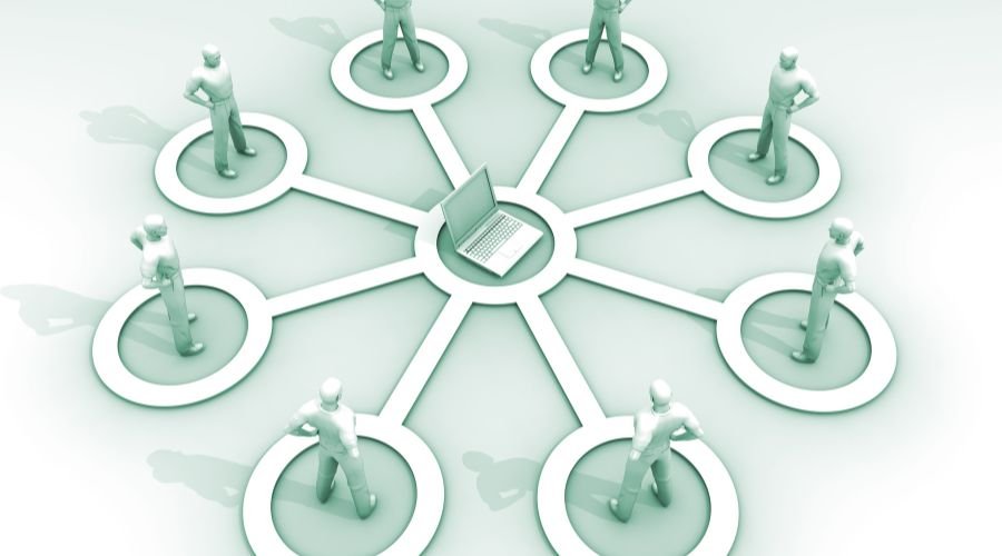 Mændene står i cirkler, der er forbundet til en bærbar computer i en cirkel