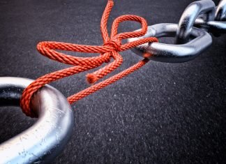 To halvdele af en kæde bundet sammen af et reb