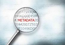 7 måder at slette dine metadata før du deler dine filer Collage på ordet metadata, forstørrelsesglas på et stykke papir med koder