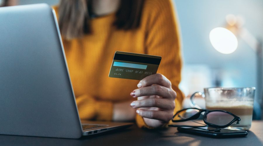 8 tips til at tjekke, om en eBay-sælger er legitim 5 Onlinebetaling collage - pige foran computer med kreditkort