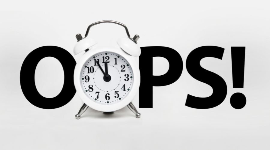 Et vækkeur med ordet "oops" i baggrunden.