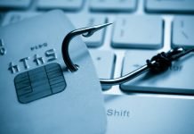 De 7 vigtigste tegn på phishing-svindel Phishing-collage: Kreditkort på krog, liggende på laptop-tastaturet