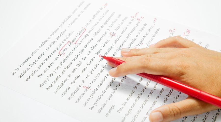 Pigen retter i teksten med en rød tusch