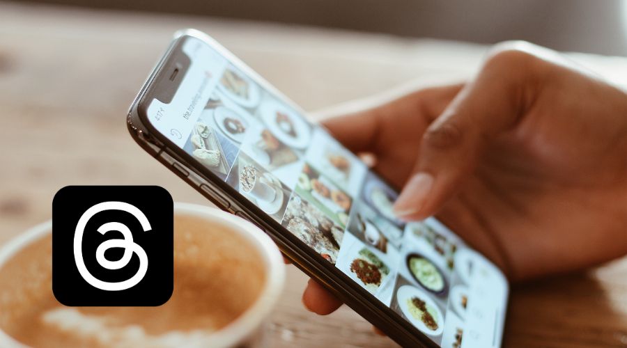 Threads-appens logo og en hånd, der holder en smartphone med billeder på skærmen.