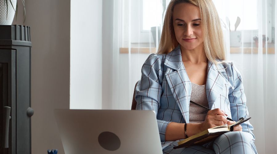 De 8 bedste sidebeskæftigelser, du kan lave hjemmefra ved hjælp af sociale medier 7 En pige med en notesbog sidder foran en bærbar computer