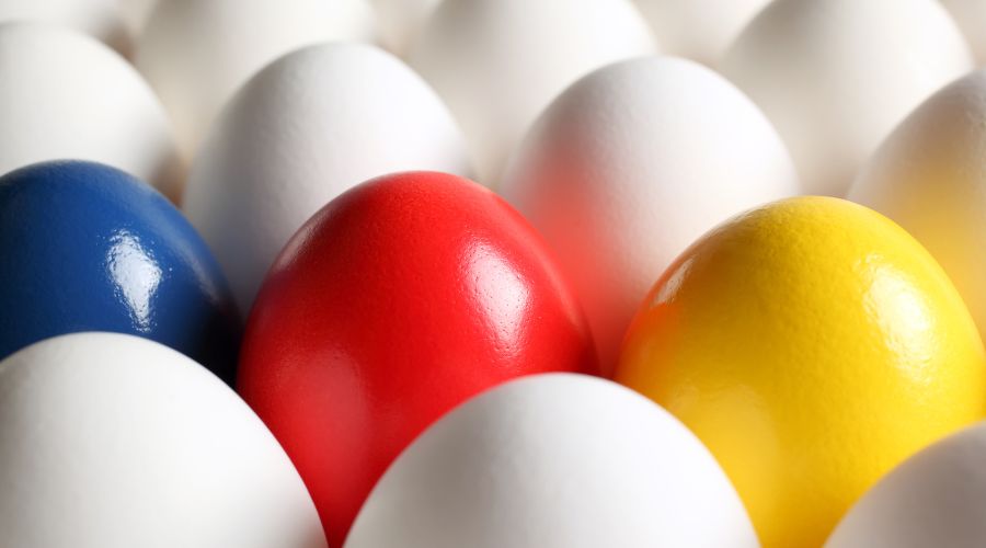 9 grunde til, at sociale medier faktisk er gode for dig 2 Et blåt, et rødt og et gult æg blandt de hvide æg