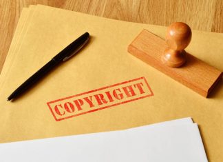 Copyright-papirer på bordet