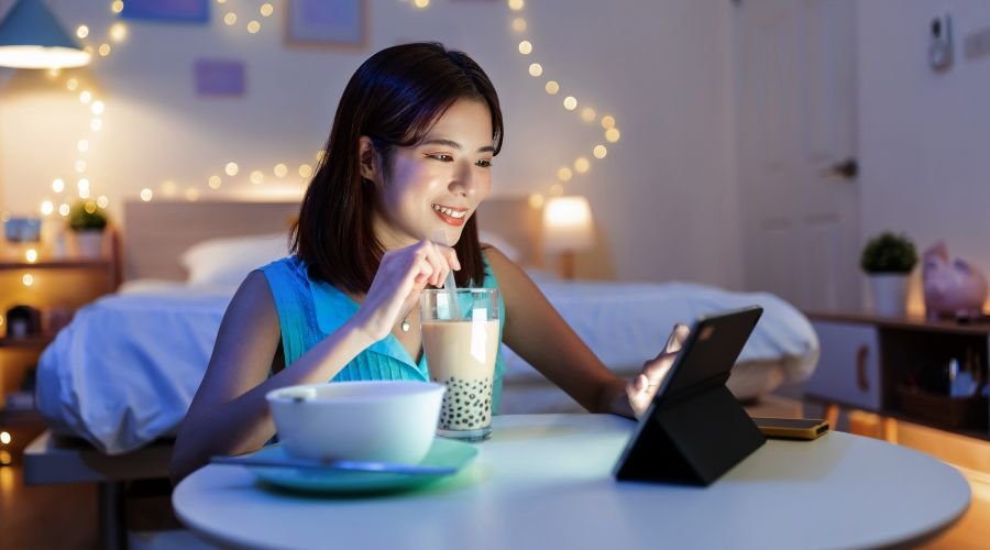 De 8 bedste platforme til vlogging 7 Pigen med tabletten ved spisebordet