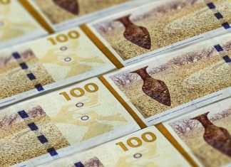Danske 100-kronesedler er lagt fladt ud