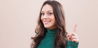 En pige med pegefingeren løftet opad