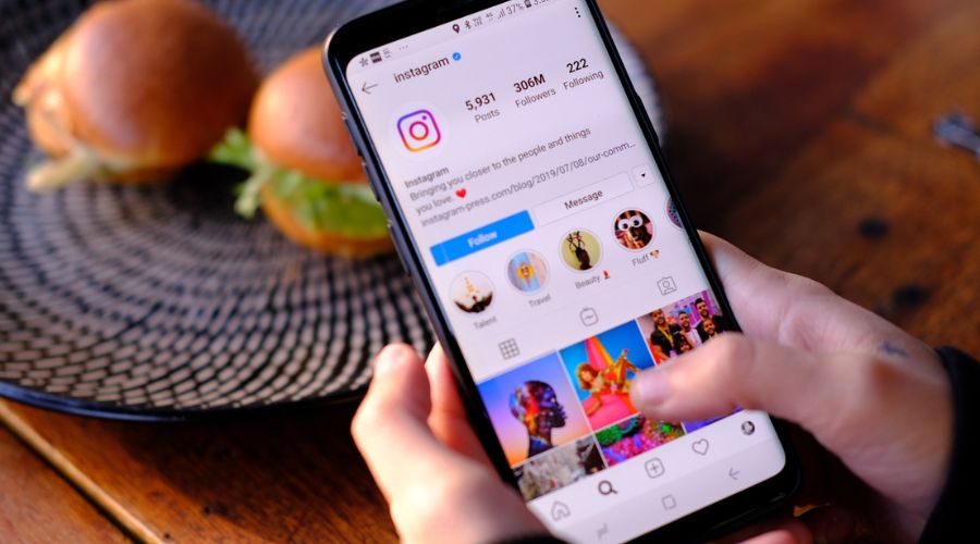 7 sociale medieplatforme, der betaler dig for at skabe indhold 1 Smartphone med Instagram-appen åben