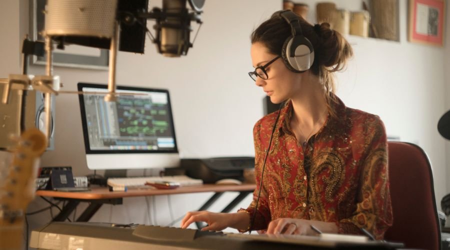 De 8 bedste sidebeskæftigelser, du kan lave hjemmefra ved hjælp af sociale medier 4 En pige spiller på et el-klaver