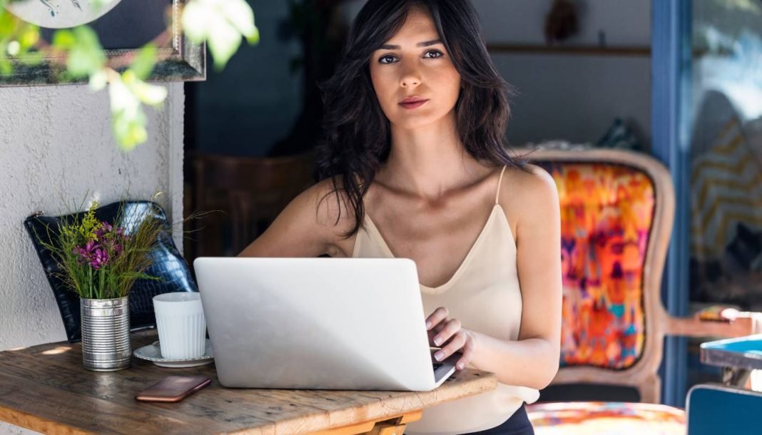 online-job-social En pige ved et skrivebord foran en bærbar computer