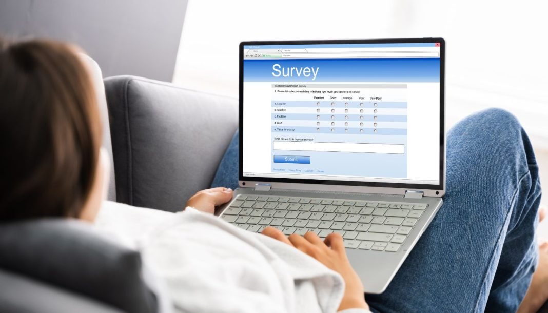 En pige med en bærbar computer besvarer spørgsmål i en undersøgelse.