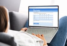 Er betalte online-undersøgelser legitime? Pas på disse 7 røde flag En pige med en bærbar computer besvarer spørgsmål i en undersøgelse.