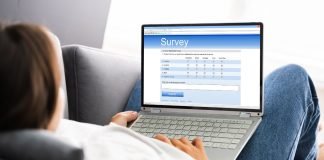 En pige med en bærbar computer besvarer spørgsmål i en undersøgelse.