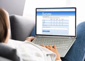 En pige med en bærbar computer besvarer spørgsmål i en undersøgelse.