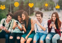 9 grunde til, at sociale medier faktisk er gode for dig Fem unge mennesker sidder på en bænk med smartphones