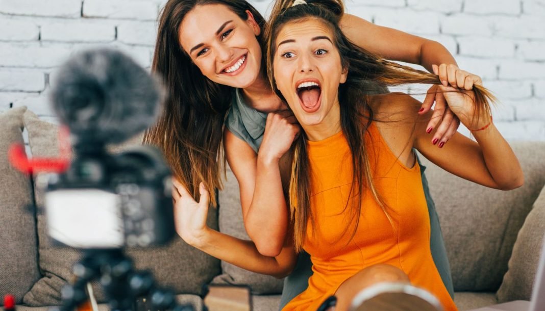 vlogging To piger filmer en vlog foran kameraet