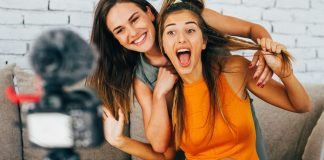 To piger filmer en vlog foran kameraet