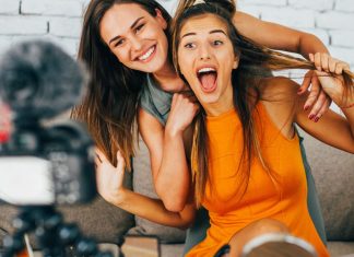 De 8 bedste platforme til vlogging To piger filmer en vlog foran kameraet