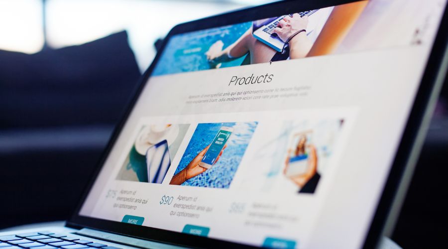 Bærbar computer med en åben webside