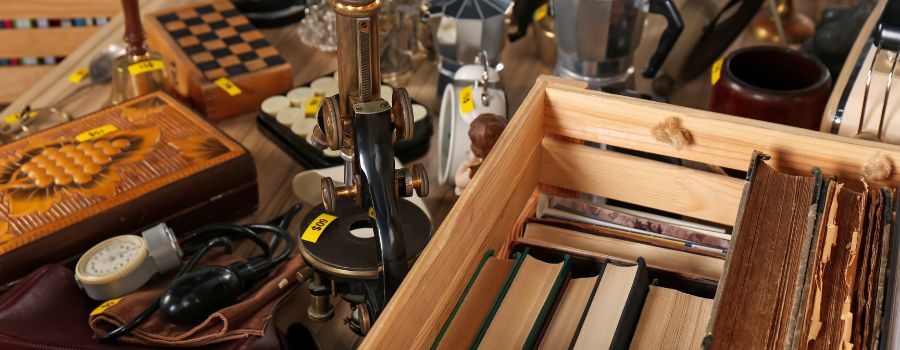 Gamle ting på hylden til salg