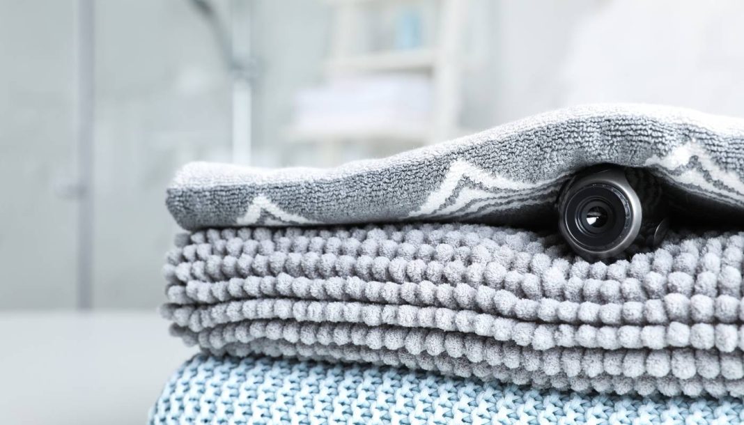 Skjult kamera i en bunke håndklæder.